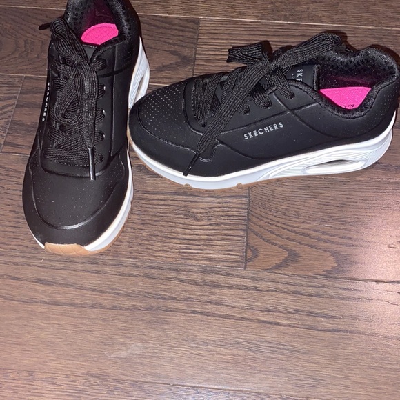 Gently used sneaker 11T in Black and white - Picture 2 of 6